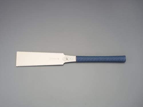 仕様：●メーカー:玉鳥産業(RAZORSAW)●型番:668●全長:630mm●刃長:270mm●刃厚:0.6mm●材質:刃:SK材柄:熱加塑性エラストマ●ピッチ:2.5mm●適用材:集成材、一般木材、角材●替刃式両刃鋸です。●刃の角度が調整でき、様々な乾燥木材に対応します。●一般木材用造作鋸で、縦挽き・横挽きと木の性質に応じて切る事ができます。商品画像に関する注意事項：●画像に数字等の情報が入っている場合は、　品番末尾が対象商品の画像となります。