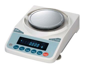 仕様：●メーカー:エー・アンド・デイ●型番:FX-2000i●秤量:2200g●最小目盛:0.01g●機能:個数計測、動物計量、パーセント表示、統計演算など●電源:ACアダプタ(AC100V)●載皿サイズ:φ150mm●サイズ:193(W)×262.5(D)×84.5(H)mm●材質:計量皿:SUS304●重量:約2.5kg●個数モード:最小単位質量:0.01gサンプル数:5・10・25・50または100個●パーセントモード:最小100%質量:1.00gパーセント最小表示:0.01%・0.1%・1%(100%質量により自動切替)●最大表示:2200.84g●再現性(標準偏差):0.01g●直線性:±0.02g●安定所要時間:約1秒●感度ドリフト:±2ppm/°C●内蔵分銅:なし●時計機能:なし●表示書換周期:5回/秒、10回/秒または20回/秒●使用温湿度範囲:5°C~40°C、85%RH以下(結露しないこと)●表示モード:g(グラム)、PCS(個数)、%(パーセント)、ct(カラット)、mom(もんめ)●カラット:ひょう量:11000ct最小表示:0.05ct●もんめ:ひょう量:586mom最小表示:0.005mom●使用可能な外部校正分銅:2000g1000g500g●通信機能:RS-232C●表示:7セグメントLCD(文字高:13.5mm)●付属品:ACアダプタ、保護カバー●RS232Cインターフェイス内蔵(ケーブル別売)●充電式バッテリー(別売)で電源のない場所でも使用できます。(初回、交換時はメーカーでの別途取付が必要)●計量値を統計処理し、結果を表示・出力する統計演算機能●計量値をUSB経由でパソコンに送信可能●ハウジングの上ケースにアルミダイキャスト、下ケースにはステンレススチールを採用●コンパクトで扱いやすいB5サイズ●g(グラム)、pcs(個数)、%、ct(カラット)、mom(もんめ)の計量モード●GLP・GMP・GCP・ISO対応出力●コンパレータ表示・ブザー付(音量約40dB)●つり下げ計量が可能となる床下ひょう量金具付●防塵・防滴(IP65)粉塵の舞う環境や水滴がつくサンプルの計量に最適●計量値の平均値をホールドすることができ、動物も正しく量ることができます。商品画像に関する注意事項：●画像に数字等の情報が入っている場合は、　品番末尾が対象商品の画像となります。