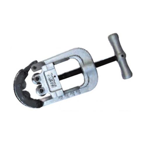 仕様：●メーカー:レッキス工業(REX)●型番:131500●適合管外径:呼:15~50mm(1/2”~2”)●重量(kg):2.0●適合管種:鋼管●能力(パイプ外径):21~60mm●狭い場所での切断に最適。振り角度は120°でOK!●ベアリング入なので従来の半分以下の力で切断できます。(メーカー比)●4枚刃商品画像に関する注意事項：●画像に数字等の情報が入っている場合は, 品番末尾が対象商品の画像となります。