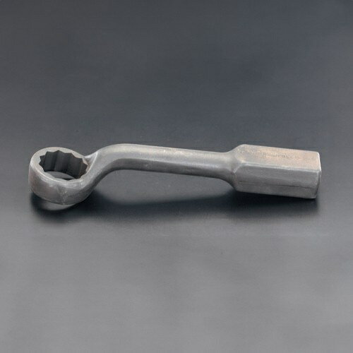 仕様：●対辺:55mm●全長:343mm●材質:鍛造鋼●仕上げ:インダストリアルブラック●重量:3.49kg●オフセット型●片端に12ポイントの開口部、もう一方の端に打撃面のアンビルを備えた特殊用途の片端 45°オフセット パターンボックスレンチ●ナットを締める際、厚い端はハンマーでの使用に最適で締め付けが容易になります。●鋼棒からドロップ鍛造され、ナットを締めたり、ナットを「固定」して緩めたりする必要がある重工業サービス向けに設計されています。●水銀不使用商品画像に関する注意事項：●画像に数字等の情報が入っている場合は、　品番末尾が対象商品の画像となります。