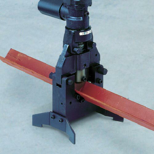 特長：携帯型アングル加工機用アタッチメントです。仕様：最大加工能力：L50×50×t4(SUS304)・t6(SS400)寸法(mm)：W162×L150×H246品名：アングルカッター　●代表画像について 商品によっては、代表画像を使用している場合がございます。 商品のカラー、サイズなどが異なる商品をイメージ画像として 使用させて頂いている場合がございます。 必ず、商品の品番と仕様をご確認のうえ、ご注文お願いいたいます。 　●北海道・沖縄・離島・一部地域の送料について 別途追加で送料がかかる場合がございます。 送料がかかる場合は、メールにて送料をご連絡させて頂き、 お客様にご了承頂いてからの手配となります。 　●お買上げ明細書の廃止について 当店では、個人情報保護と環境保護の観点から同封を廃止しております。 お買上げ明細書が必要な場合は、備考欄に「お買上げ明細必要」と 記載お願いいたします。 当店からの出荷の場合は、同封にて発送させて頂きます。 （※メーカー直送の場合は、PDFデータをメールさせて頂きます。） 　注意事項 ※商品名に【2個セット】等、数量の明記がない場合は1個での販売となります。