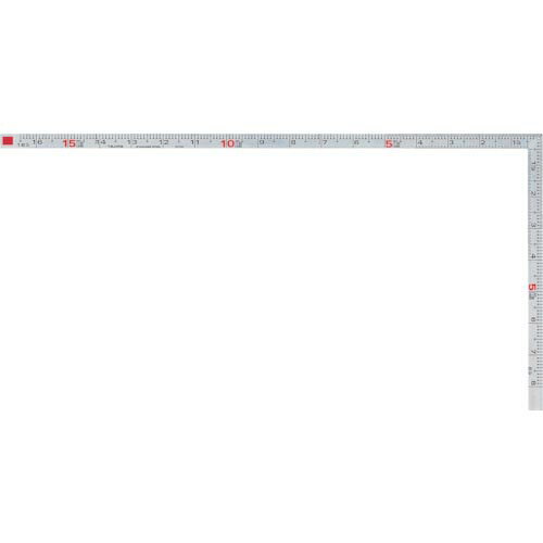特長：コーナー部が厚くないので、けがきがしやすいです。大きく鮮明な目盛数字採用です。TIG溶接により強度がアップしました。用途：建築用曲尺に。仕様：長辺(mm)：520短辺(mm)：265幅(mm)：15厚さ(mm)：1.1目盛仕様：表面　尺相当目1段尺6寸　裏面　尺相当目1段尺6寸長さの許容差：センチ目±0.2mm、尺相当目盛±0.4mm直角度：100mmで±0.1mmを超えない外基点・内目盛ネームスペース付材質／仕上：ステンレス注意：本製品には通電性があります。感電に注意して下さい。　●代表画像について 商品によっては、代表画像を使用している場合がございます。 商品のカラー、サイズなどが異なる商品をイメージ画像として 使用させて頂いている場合がございます。 必ず、商品の品番と仕様をご確認のうえ、ご注文お願いいたいます。 　●北海道・沖縄・離島・一部地域の送料について 別途追加で送料がかかる場合がございます。 送料がかかる場合は、メールにて送料をご連絡させて頂き、 お客様にご了承頂いてからの手配となります。 　●お買上げ明細書の廃止について 当店では、個人情報保護と環境保護の観点から同封を廃止しております。 お買上げ明細書が必要な場合は、備考欄に「お買上げ明細必要」と 記載お願いいたします。 当店からの出荷の場合は、同封にて発送させて頂きます。 （※メーカー直送の場合は、PDFデータをメールさせて頂きます。） 　注意事項 ※商品名に【2個セット】等、数量の明記がない場合は1個での販売となります。