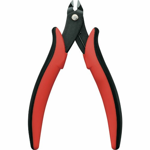 特長：精密部品のリード線を水平にカットします。線材の細工・加工作業や趣味などに最適です。用途：軟銅線の細工、加工に。一般作業用。仕様：全長(mm)：129切断能力(mm)軟銅線：φ1.3名称：先曲りマイクロニッパ軟銅線：φ1.3まで材質／仕上：炭素鋼グリップ部：樹脂セット内容／付属品：注意：刃こぼれの原因となりますので、硬線は切らないでください。