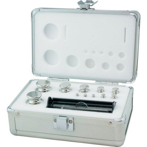 特長：OIML型M1級校正用組分銅です。仕様：表わす質量：500gセット精度等級：M1級証明書：JCSS校正証明書付材質／仕上：ケース材質：アルミ非磁性ステンレス・スチール(SUS316)セット内容／付属品：個数（合計質量）：11個（610g)注意：証明書の依頼者名及び住所がご必要な場合は、かならずご注文と一緒に依頼者名及び住所をご連絡ください。一緒にご連絡頂けない場合、証明書の依頼者名及び住所は空欄になります。お届けまでの日数は、ご注文確定後に校正を行うため、2週間前後となります。（ただし、年末年始、長期休暇は追加日数がかかりますのでご了承ください。）受注生産品の為、ご注文後のキャンセル及び返品・返却はお受けいたしかねます。　●メーカー取寄商品について 本商品はメーカーからの取寄商品となります。 納期は、メーカー確認後、メールでご連絡させて頂きます。 在庫状況、生産状況によっては、かなり納期がかかる場合もございます。 　※お急ぎの場合は、ご注文前の納期確認も承りますので、　　お気軽にお問い合わせください。 　●代表画像について 商品によっては、代表画像を使用している場合がございます。 商品のカラー、サイズなどが異なる商品をイメージ画像として 使用させて頂いている場合がございます。 必ず、商品の品番と仕様をご確認のうえ、ご注文お願いいたいます。 　●北海道・沖縄・離島・一部地域の送料について 別途追加で送料がかかる場合がございます。 送料がかかる場合は、メールにて送料をご連絡させて頂き、 お客様にご了承頂いてからの手配となります。 　●お買上げ明細書の廃止について 当店では、個人情報保護と環境保護の観点から同封を廃止しております。 お買上げ明細書が必要な場合は、備考欄に「お買上げ明細必要」と 記載お願いいたします。 当店からの出荷の場合は、同封にて発送させて頂きます。 （※メーカー直送の場合は、PDFデータをメールさせて頂きます。）