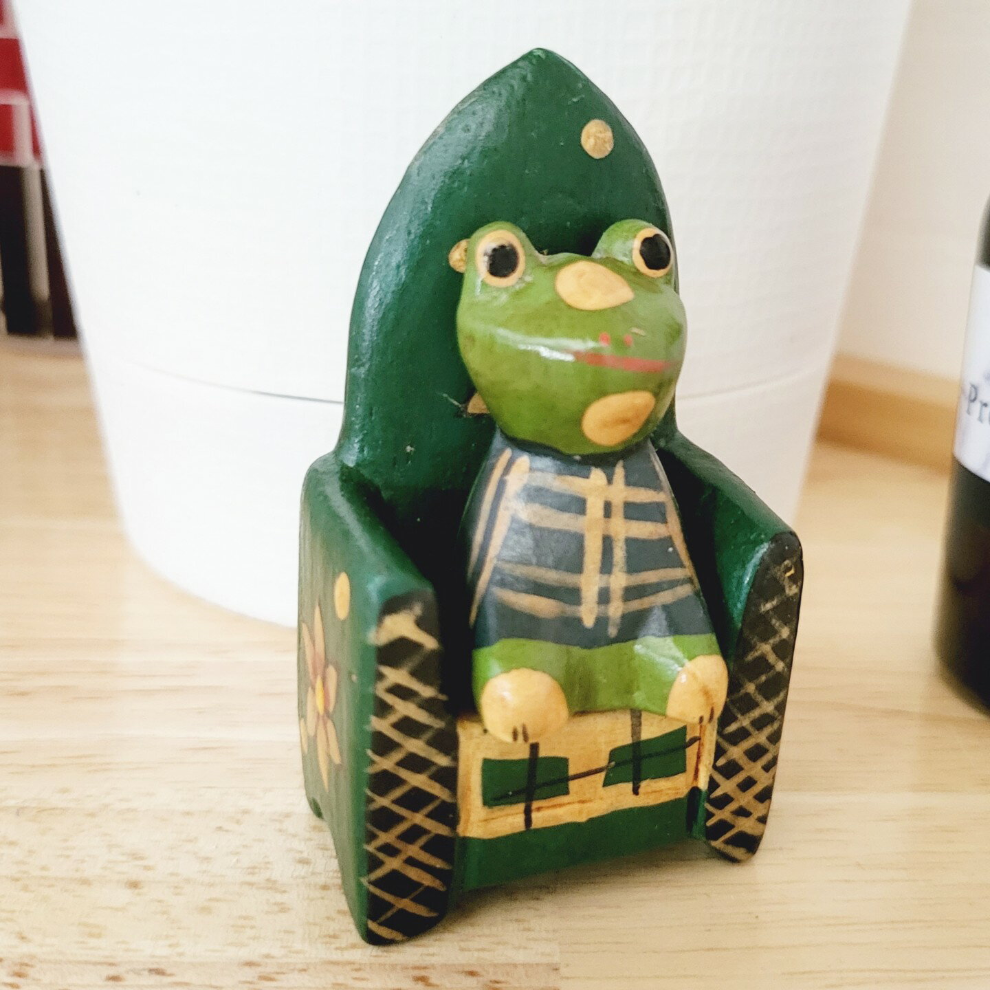 カエル　ソファに座った蛙　木彫り　バリ木彫り　カエルの置物　アジアン雑貨　エスニック