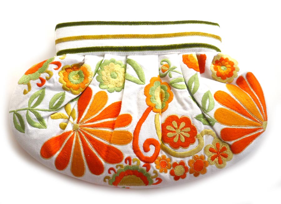 モイナ Moyna オレンジフラワー刺繍ギャザークラッチバッグ アイボリー×オレンジ