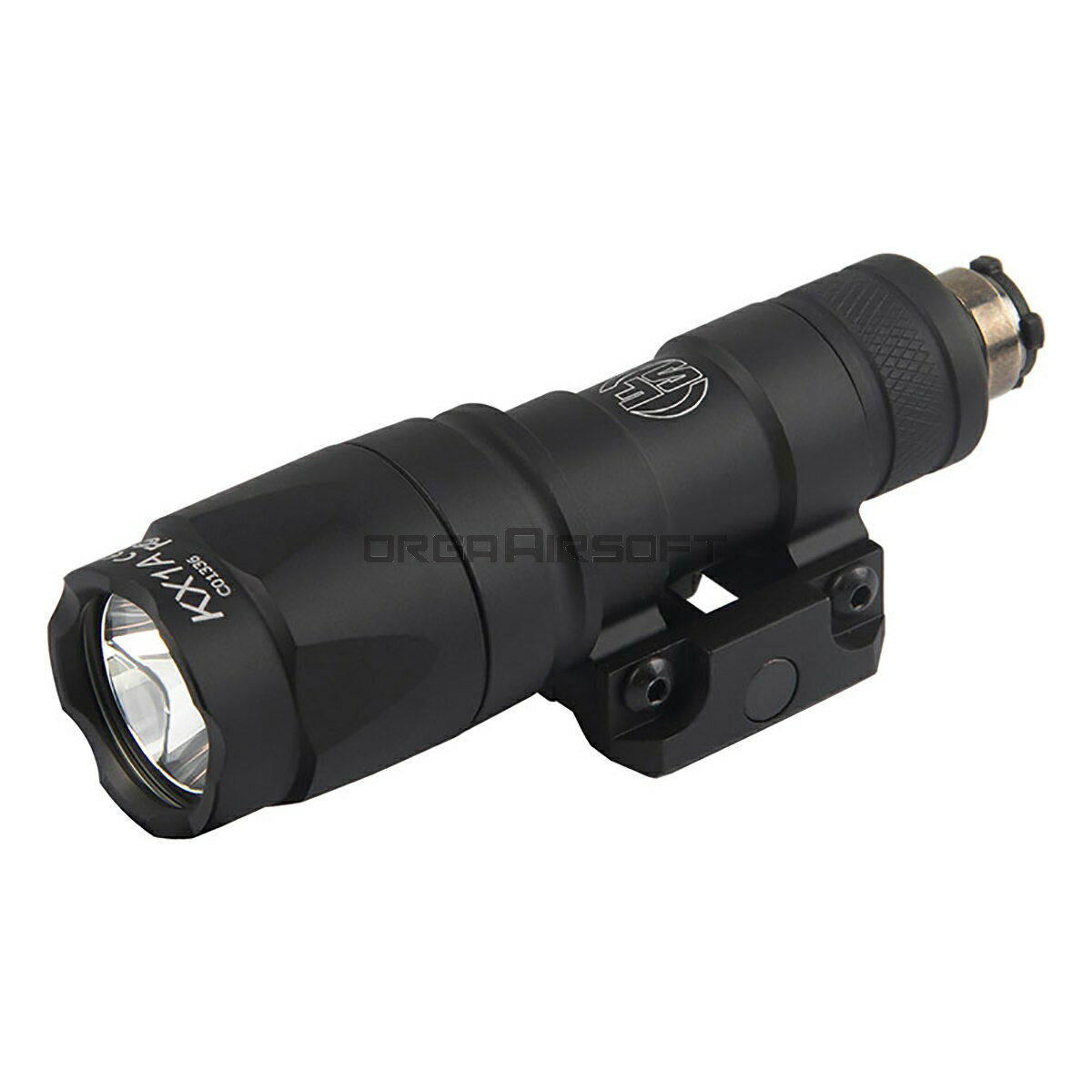 WADSN SUREFIRE M300Aタイプ LEDスカウトライト BK SR-07タイプリモートスイッチ仕様WADSN SUREFIRE M300Aタイプ LEDスカウトライト BK SR-07タイプリモートスイッチ仕様 SUREFIRE（シュアファイア）M300A スカウトライトのWADSN製レプリカです。付属するSR-07タイプのリモートデュアルスイッチにより操作します。 スカウトライトはレールに直接取り付け可能なウェポンライト。M300シリーズは小型かつ軽量で、アメリカ軍特殊部隊や法執行機関のSWAT隊員などの使用が多く見られるポピュラーなモデルです。 刻印やアルマイト処理もかなり高品質で、よりリアルな完成度の高いレプリカをお求めの方にオススメです。 LEDユニットは280ルーメンの出力を誇るCREE XP-G R5を搭載し、レプリカながら本格的なフラッシュライトとなっております。 リモートスイッチは間欠点灯を担うモーメントパッドとON/OFFスイッチのデュアル仕様となり、状況に合わせてモーメンタリーと常時点灯を使い分け可能。 ハンドガードのサイドに取り付け、レーザーデバイスと併用するスタイルにオススメのウェポンライトです。 ■仕様 全長：99mm（本体のみ） スイッチ長：98mm（パット及びケーブル保護部）10スロット使用 ケーブル長：212mm ※プッシュスイッチ付きのキャップは付属いたしません。リモートスイッチでの操作のみ可能なモデルとなります。 ※海外製品のため、商品表面にキズや擦れ、塗装ムラ、梱包材の破損などが生じている場合がございます。予めご了承ください。 WL0002-BK-LOGO