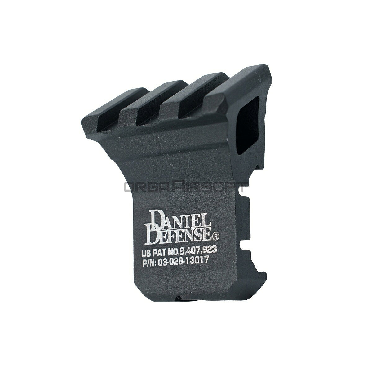 WADSN/METAL DANIEL DEFENSE 1 O'Clockタイプ オフセットレール マウントベース ピカティニーレール用 BKWADSN/METAL DANIEL DEFENSE 1 O'Clockタイプ オフセットレール マウントベース ピカティニーレール用 ブラック DANIEL DEFENSE（ダニエル・ディフェンス）の1オクロック・オフセットレールを再現したピカティニーレール規格のマウントベースです。クアッドレール・ハンドガードなど、20mmサイドレールに取り付けるアクセサリーパーツになります。 1 O'Clockという名称の通り、サイドレール上に約30度の角度をつけたレールを追加できます。取付部と追加されるレール数は共に3スロットです。 小型ドットサイトの取り付けに適しており、スコープ使用時に頬付けを維持しながら、素早く近距離照準への切り替えが行えます。ホップアップを使用するエアガンは垂直を維持しないと弾道が曲がってしまいますが、近距離戦用と割り切れば使い易いマウントです。 また上下逆さまにすれば、フォアグリップから操作しやすい位置にライトを取り付けることもできます。 ■スペック 全長：35mm 全幅：21.5mm 全高：45mm 重量：25g 素材：アルミニウム・スチール ※本体から固定用のマイナスネジを外し、サイドレールにはスライドさせてはめ込み、お好みの位置でマイナスネジを取り付けてください。 ※海外製品のため、輸送中にキズや擦れ、梱包材の破損などが生じている場合がございます。予めご了承ください。また、製造や検品に伴う細かな作業痕、動作痕、わずかな色ムラ等についてはご容赦願います。 ME08031-BK-LOGO
