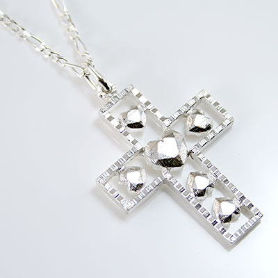 『ダイヤモンドカット』 　クロス型フレームに、ダイヤモンドカットのハートを詰め込んだシルバーペンダントです。美しいカットのハートがとてもゴージャス。　 ※写真はクリックすると拡大できます。　■サイズ /タテ 約32mm、ヨコ 約18mm 　■素材 /本体:シルバー925 　■付属品 /チェーン(シルバー925) ※種類はこちらでお選び致します 　■納期 /3～4週間程度で発送致します 　　※ご注意：撮影の都合上、またモニターの違いなどにより、画面上と実物では多少色具合や輝き、　　　テクスチャーが異なって見える場合もございます。ご了承ください。