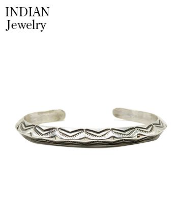 INDIAN JEWELRY ナバホ族|スタンプワーク|トライアングル|シルバー|バングル『Navajo Stamped Silver Triangle Bangle Kevin Ramone』【アメカジ・ネイティブ】IJ-561