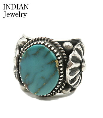 ギフト対応■■■ INDIAN JEWELRY ■■■ 1800年代半ば、スペイン人はインディアンに金属 製の 道具を与えメキシコ人の銀職人は『ナバホ族』に銀細工の技法を伝授しました。その後『ズニ族』『ホピ族』その他の種族へと 伝えれたとされています。その中で種族により色々な技法でアクセサリーが作られる様になりました。 アメリカ南西部（サウスウエスト）のアリゾナ州やニューメキシコ州に保有地を持ち、19の部族に分かれて生活しているプエブロによって製作されたハンドメ イドの一点ものです。 INDIAN JEWELRY 『Navajo Silver Rimg Royston Tq. Delbert Gordon』のご紹介です。 ナバホ族のオールドスタイルを愛する人達から熱い支持を受けるDelbert Gordon氏。 重厚なシルバーにしっかりと刻まれたスタンプワーク、コンチョやドロップをゴージャスに盛り付けたアップリケなど、隅々まで手がこんだジュエリーが特徴。 【素材】 Sterling Silver （※スターリングシルバー ＝ 銀の含有率が92.5パーセント以上である純銀を表します） Royston Turqoise 18mm×13mm　 IJ-636 Col.SILVER "Navajo Silver Rimg Royston Tq. Delbert Gordon" サイズ表 サイズ 号数 最大幅 ONE 25.5号 22mm前後 1点物の為、再入荷はございません。 測り方によって若干前後します。 若干の汚れやキズがございます。予めご理解とご了承のほどお願い申し上げます。