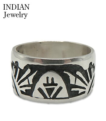 ギフト対応■■■ INDIAN JEWELRY ■■■ 1800年代半ば、スペイン人はインディアンに金属 製の 道具を与えメキシコ人の銀職人は『ナバホ族』に銀細工の技法を伝授しました。その後『ズニ族』『ホピ族』その他の種族へと 伝えれたとされています。その中で種族により色々な技法でアクセサリーが作られる様になりました。 アメリカ南西部（サウスウエスト）のアリゾナ州やニューメキシコ州に保有地を持ち、19の部族に分かれて生活しているプエブロによって製作されたハンドメ イドの一点ものです。 INDIAN JEWELRY 『Hopi Overlay Silver Ring Willis Humeyestewa』の ご紹介です。 カットワークの正確さはトップクラスの職人肌アーティスト、Willis Humeyestewaの作品 。 1983年制作開始。4人兄弟ともシルバーアーティストとして活躍しています。ホー ルマークはベアパウ。小ぶりで可愛らしく、彼の人柄とおなじく素朴でハートフルな作風が魅力です。 2枚のシルバーを重ね合わせるオーバーレイ技法は、カット、ロウ付け、刻印、どの工程も熟練したテクニックを要する。 【素材】 Sterling Silver （※スターリングシルバー ＝ 銀の含有率が92.5パーセント以上である純銀を表します） IJ-665 Col.SILVER "Hopi Overlay Silver Ring Willis Humeyestewa" サイズ表 サイズ 号数 最大幅 ONE 18号 10mm前後 1点物の為、再入荷はございません。 測り方によって若干前後します。 若干の汚れやキズがございます。予めご理解とご了承のほどお願い申し上げます。