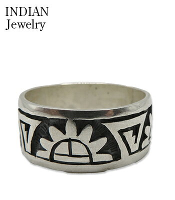 ギフト対応■■■ INDIAN JEWELRY ■■■ 1800年代半ば、スペイン人はインディアンに金属 製の 道具を与えメキシコ人の銀職人は『ナバホ族』に銀細工の技法を伝授しました。その後『ズニ族』『ホピ族』その他の種族へと 伝えれたとされています。その中で種族により色々な技法でアクセサリーが作られる様になりました。 アメリカ南西部（サウスウエスト）のアリゾナ州やニューメキシコ州に保有地を持ち、19の部族に分かれて生活しているプエブロによって製作されたハンドメ イドの一点ものです。 INDIAN JEWELRY 『Hopi Overlay Silver Ring Willis Humeyestewa』の ご紹介です。 カットワークの正確さはトップクラスの職人肌アーティスト、Willis Humeyestewaの作品 。 1983年制作開始。4人兄弟ともシルバーアーティストとして活躍しています。ホー ルマークはベアパウ。小ぶりで可愛らしく、彼の人柄とおなじく素朴でハートフルな作風が魅力です。 2枚のシルバーを重ね合わせるオーバーレイ技法は、カット、ロウ付け、刻印、どの工程も熟練したテクニックを要する。 【素材】 Sterling Silver （※スターリングシルバー ＝ 銀の含有率が92.5パーセント以上である純銀を表します） IJ-666 Col.SILVER "Hopi Overlay Silver Ring Willis Humeyestewa" サイズ表 サイズ 号数 最大幅 ONE 21号 9mm前後 1点物の為、再入荷はございません。 測り方によって若干前後します。 若干の汚れやキズがございます。予めご理解とご了承のほどお願い申し上げます。
