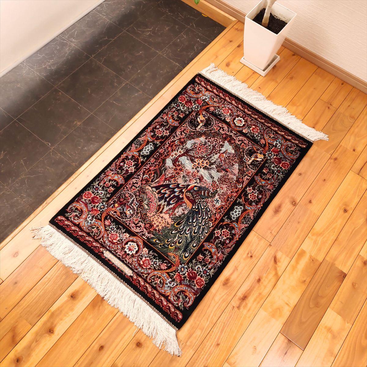 ペルシャ絨毯 カシャーン産 ネイアブリシャム ハイブリッド ( 機械織り ＆ 手織り仕上げ ) バンブーシルク 天然シルク 玄関マット 90x60cm カシャーン産 ウィルトン織り』の『150万ノット/平米 孔雀 ピーコック PS10810