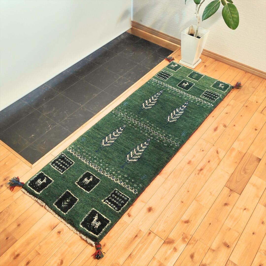 Rakuten - ペルシャ ギャッベ 本場イラン産 150x53cm 厚み 2.25cm クリーン 緑 糸杉 パネル 生命の木 ギャベ 玄関マット ウール 天然素材 草木染め 手織り 絨毯 ラグ 赤ちゃん安心 カシュガイ族 遊牧民族 ランナー 細長い キッチンマット おしゃれ かわいい ギフト お祝い RJ13852