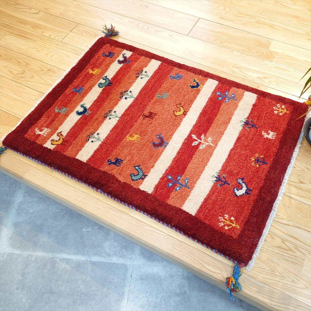 ペルシャ ギャッベ 玄関マット 【本場イラン産】 ギャベ 90x60cm 厚み 2.45cm 茜色 赤 レッド にわとり 鳥 額縁 グラデーション 桃色の夕焼け 茜色の大地 生命の木 ギャベ ギャッぺ 赤色 RJ12087