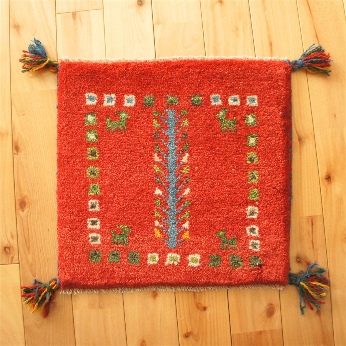 ペルシャ ギャッベ 【 本場 イラン産 】 座布団 40x40cm 厚み 2.30cm レッド 赤 茜色 生命の木 糸杉 ヤギ 生命の木 セール ギャベ チェアマット ウール100% 天然素材 草木染め 手織り 絨毯 ラグ 赤ちゃんも安心 カシュガイ族 遊牧民族 プレゼント T8391