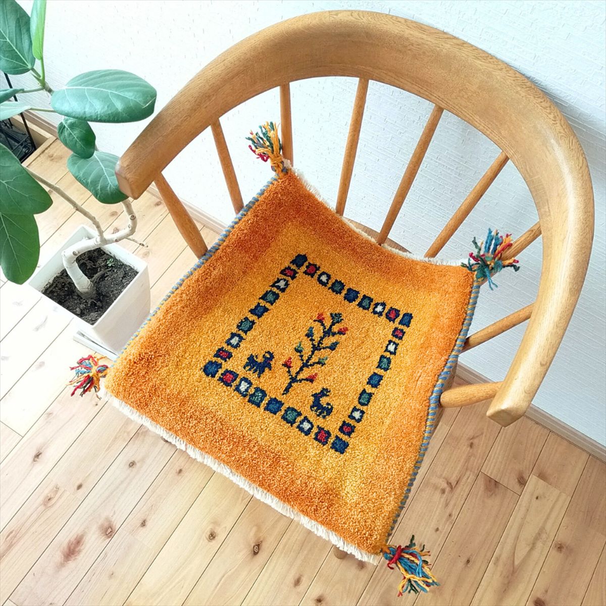 ペルシャ ギャッベ 【 本場 イラン産 】 40.5x43cm 厚み 2.35cm イエロー 黄色 オレンジ パネル 椅子用 生命の木 風水 金運 座布団 セール ギャベ チェアマット ウール100% 天然素材 草木染め 手織り 絨毯 ラグ 赤ちゃんも安心 カシュガイ族 遊牧民族 プレゼント Z9727