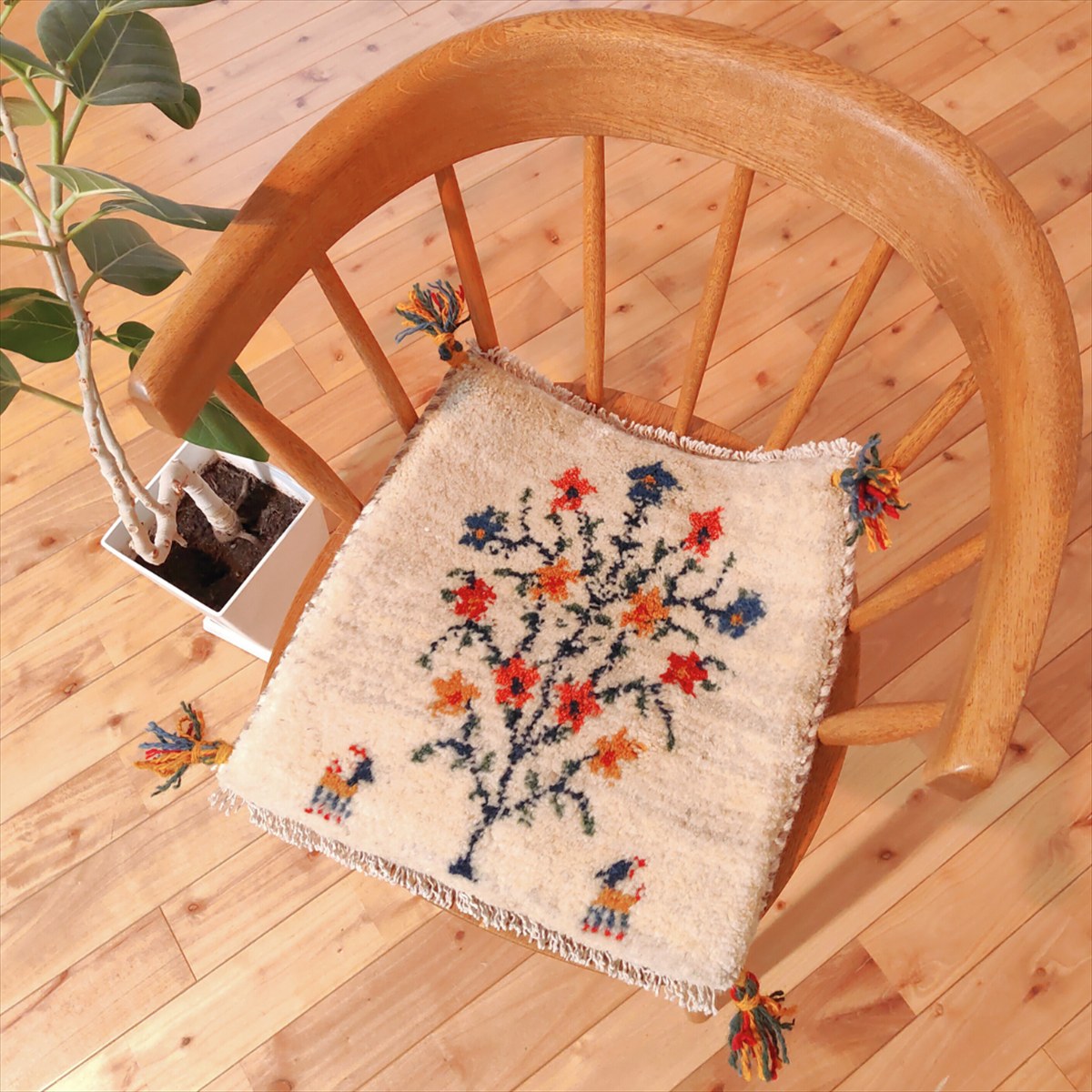 ペルシャ ギャッベ 本場イラン産 座布団 37x39cm 厚み 2.94cm ベージュ アイボリー 花 生命の木 ヤギ セール ギャベ チェアマット ウール100% 天然素材 草木染め 手織り 絨毯 ラグ 赤ちゃんも安心 遊牧民族 プレゼント Z1145