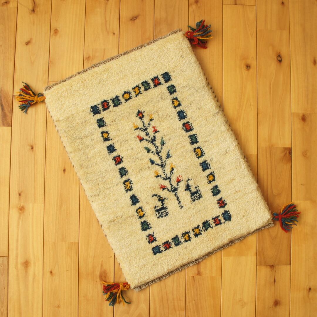Rakuten - ペルシャ ギャッベ 【 本場 イラン産 】 55x40.5cm 厚み 2.60cm アイボリー ベージュ 生命の木 カラフル モザイク ヤギ ソファ前 ミニマット 約40×60cm Gabbeh 赤ちゃんも安心 ギャベ 遊牧民族 カシュガイ族 手織り絨毯 ソファ前 プレゼント NN20539