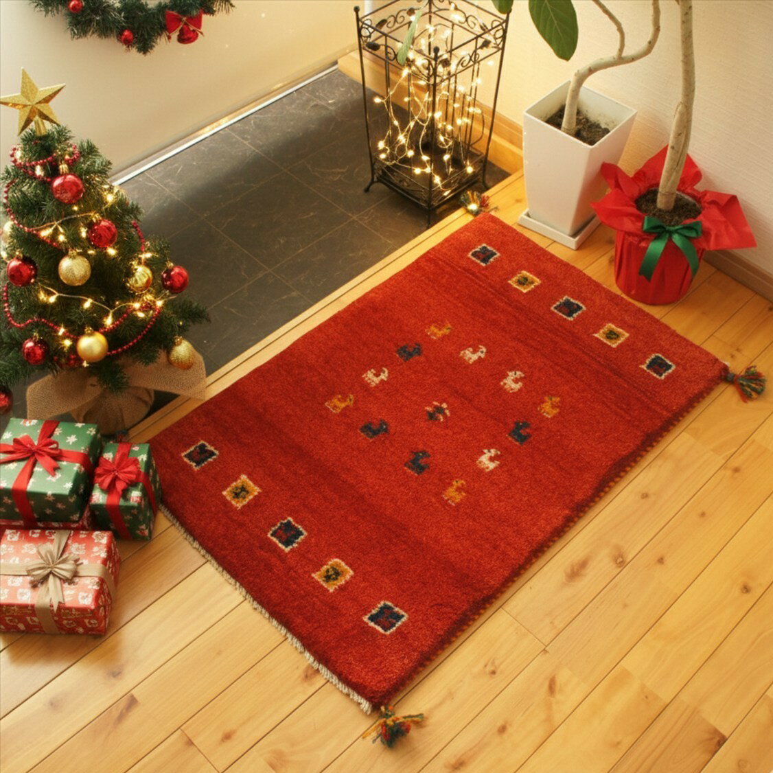 Rakuten - ペルシャ ギャッベ 【本場イラン産】 88x60cm 厚み 2.30cm 赤 レッド 茜色 ボルドーカラー 生命の木 パネル ウール100% セール ギャベ 玄関マット 天然素材 草木染め 手織り 絨毯 ラグ Gabbeh 赤ちゃんも安心 遊牧民族 RJ15041