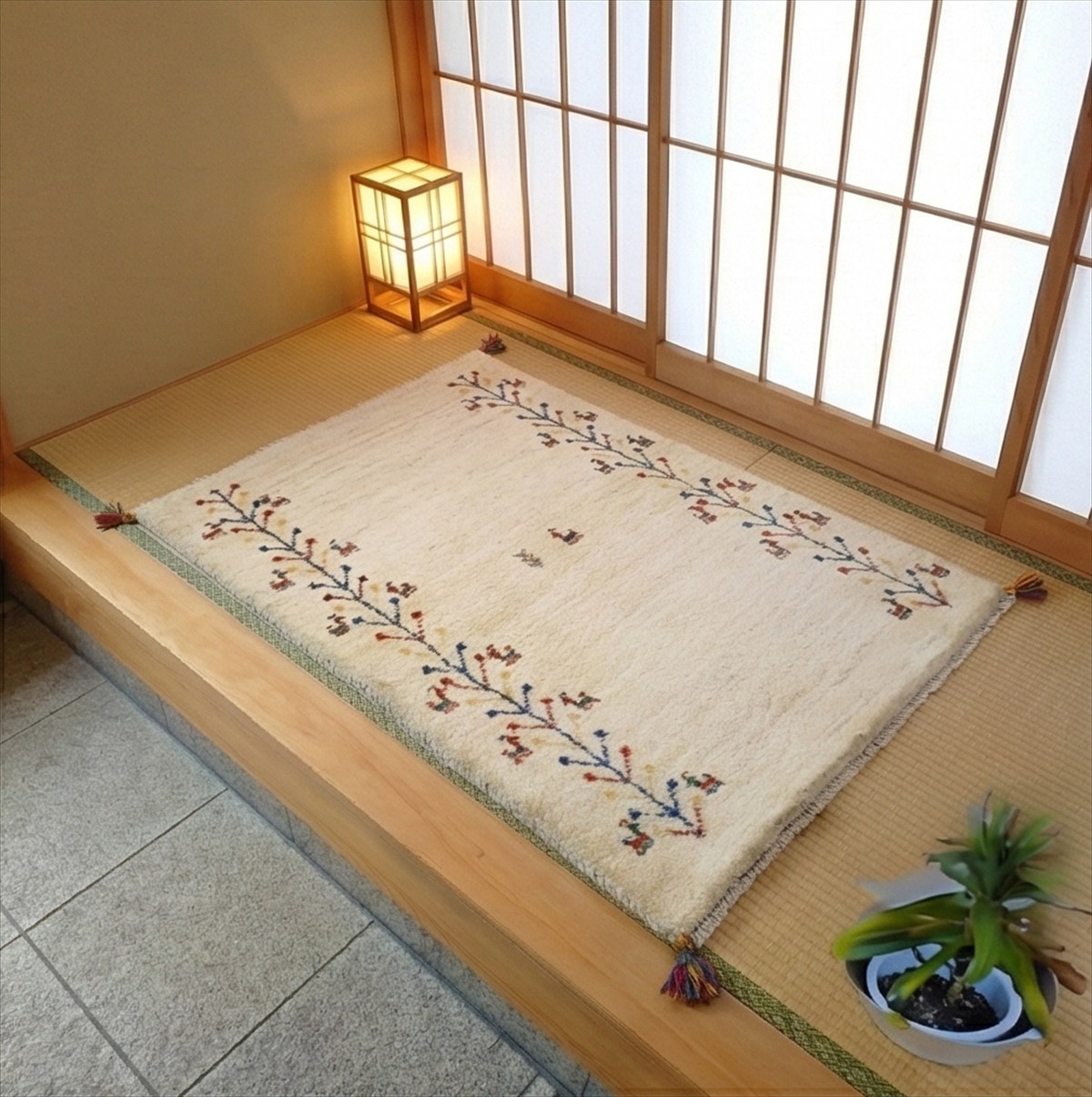 Rakuten - ペルシャ ギャッベ 【 本場 イラン産 】 玄関マット 126x83cm 厚み 2.81cm アイボリー ベージュ ヤギ 生命の木 鳥 ウール ソファ前 玄関 遊牧民 カシュガイ族 シラーズ 天然素材 草木染め手織り じゅうたん ラグ RJ15558