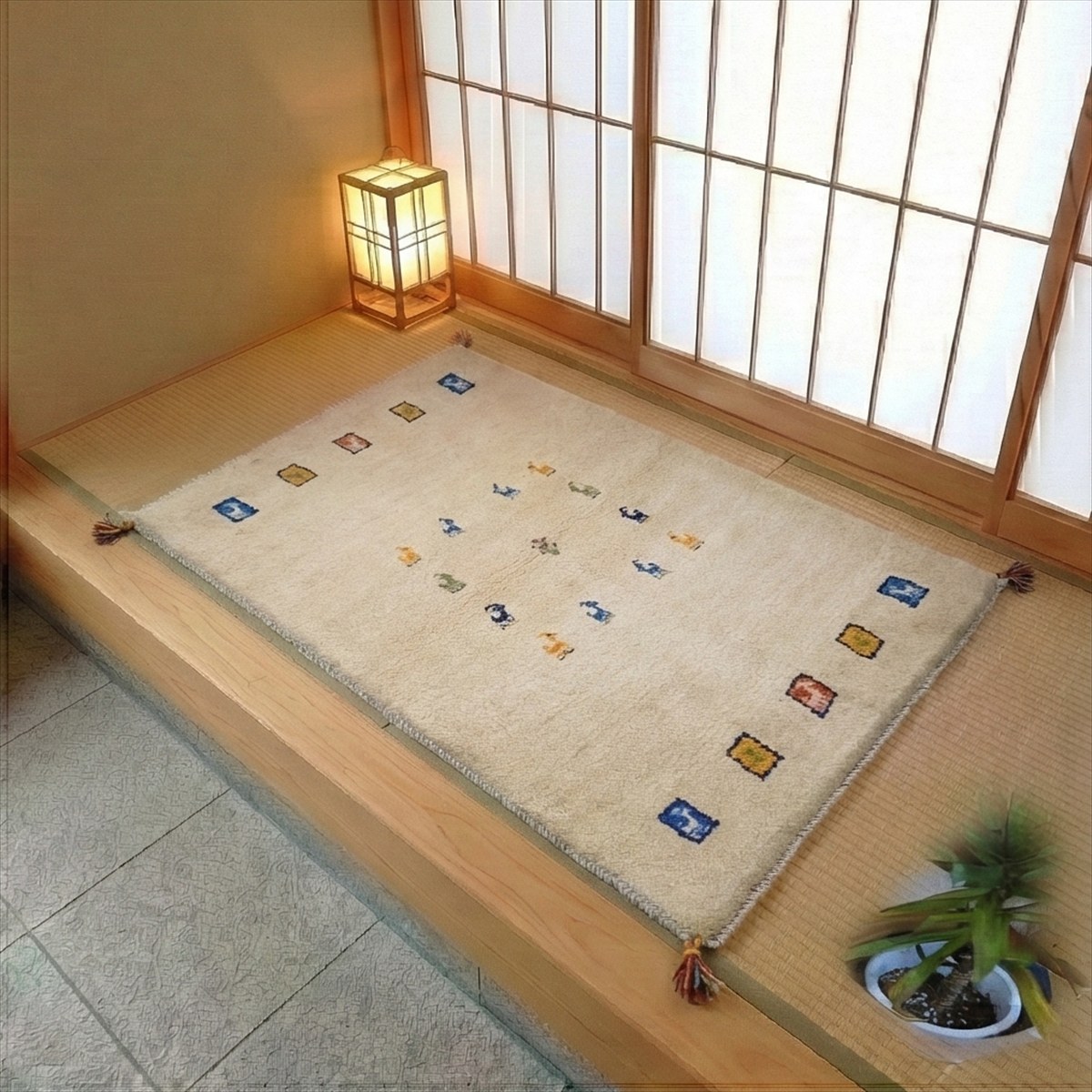 Rakuten - ペルシャ ギャッベ 【 本場 イラン産 】 玄関マット 130x88cm 厚み 2.71cm アイボリー ベージュ パネル ヤギ 生命の木 鳥 ウール ソファ前 玄関 遊牧民 カシュガイ族 シラーズ 天然素材 草木染め手織り じゅうたん ラグ RJ15709