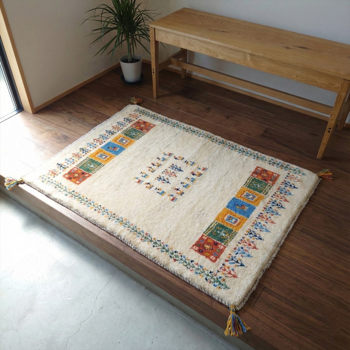 ペルシャ ギャッベ 【 本場 イラン産 】 玄関マット 116x80cm 厚み 2.66cm アイボリー ベージュ パネル ヤギ 生命の木 鳥 ウール ソファ前 玄関 遊牧民 カシュガイ族 シラーズ 天然素材 草木染め手織り じゅうたん ラグ RJ5213