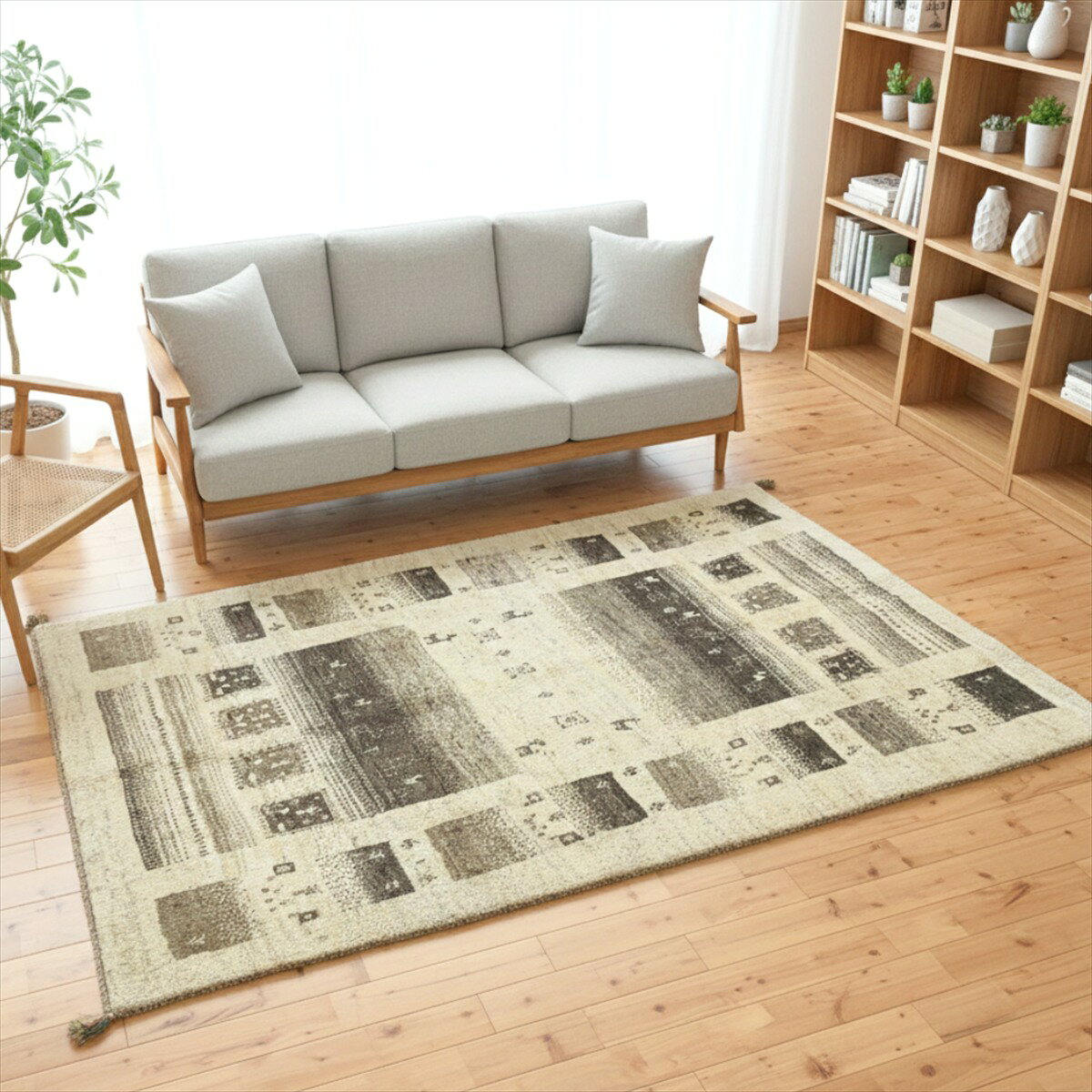 Rakuten - ペルシャ ギャッベ 本場イラン産 ナチュラル 196x148cm 厚み 2.44cm シンプル アイボリー ベージュ グレー 原毛 ウール 100% 天然素材 草木染め 絨毯 ラグ 遊牧民族 カシュガイ族 シラーズ ラグ リビング オールシーズン 1.5畳 2人掛けソファ前 RJ5277
