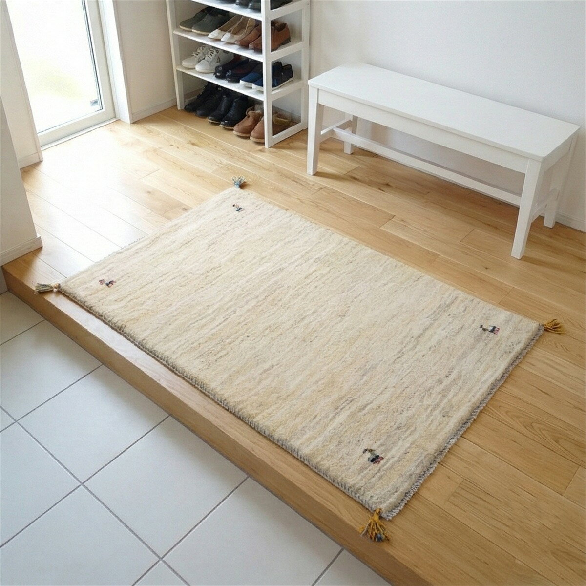 Rakuten - ペルシャ ギャッベ 【 本場 イラン産 】 玄関マット 130x82cm 厚み 2.57cm アイボリー ベージュ シンプル ヤギ 生命の木 鳥 ウール ソファ前 玄関 遊牧民 カシュガイ族 シラーズ 天然素材 草木染め手織り ラグ RJ9035