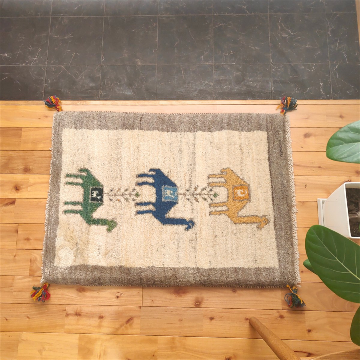 ペルシャ ギャッベ 【本場イラン産】 85x63cm 厚み 2.04cm アイボリー ベージュ ラクダ キャラバン 生命の木 セール ギャベ 玄関マット 寝室 インテリア 一点物 ギフト プレゼント おしゃれ カシュガイ ウール100% 天然素材 草木染め 手織り絨毯 RJ13720 [3]