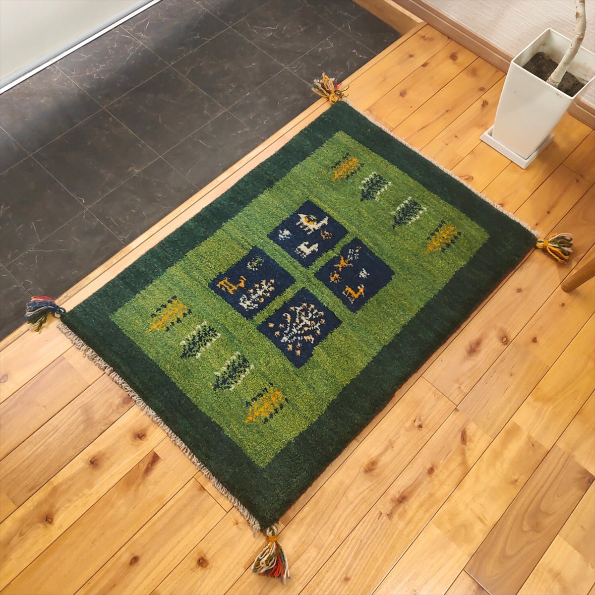 Rakuten - ペルシャ ギャッベ 【本場イラン産】 88x60cm 厚み 2.30cm グリーン 緑 生命の木 パネル ラクダ ヤギ ウール100% セール ギャベ 玄関マット 天然素材 草木染め 手織り 絨毯 ラグ Gabbeh 赤ちゃんも安心 遊牧民族 RD15050