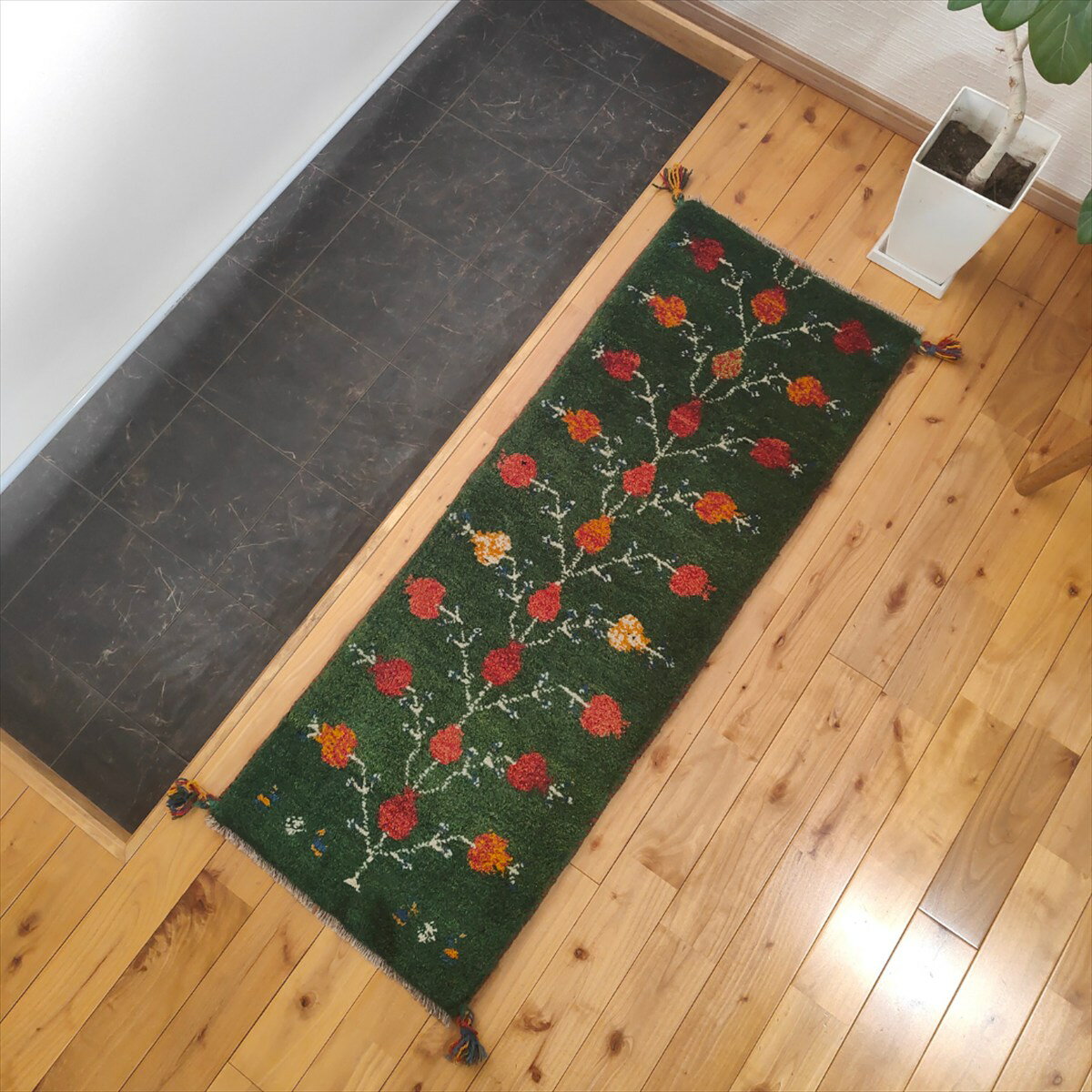Rakuten - ペルシャ ギャッベ 【 本場 イラン産 】 120x43cm 厚み 2.27cm グリーン 緑 パネル ザクロの木 ヤギ ミニランナー 細長い キッチンマット 上がり框 一点物 ふかふか 厚み Gabbeh 赤ちゃんも安心 ギャベ 遊牧民族 カシュガイ族 シラーズ 手織り絨毯 RJ16367