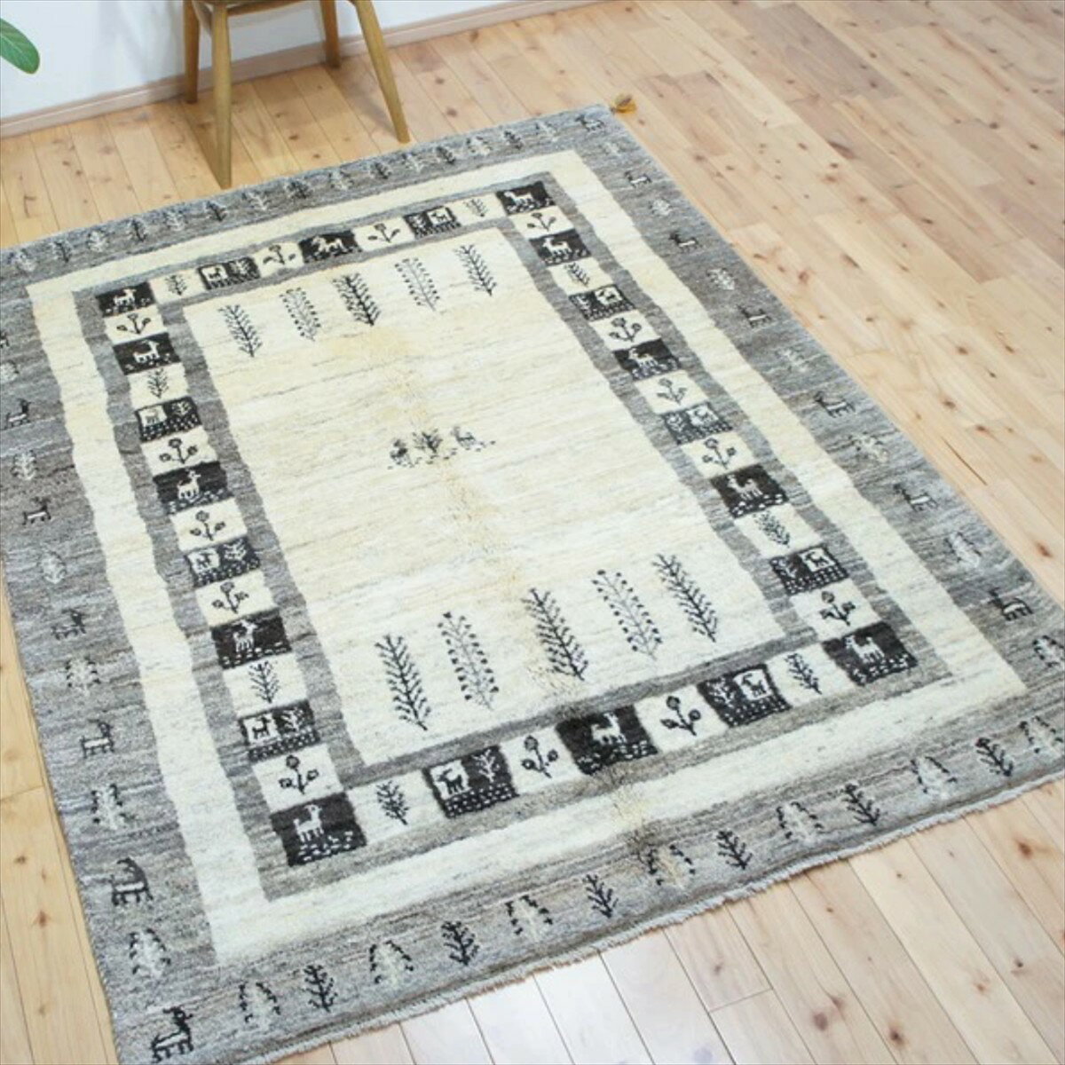 Rakuten - ペルシャ ギャッベ 本場イラン産 202×152cm グレー アイボリー ベージュ パネル ヤギ 羊 生命の木 セール ギャベ 玄関マット ウール100% 天然素材 草木染め 絨毯 ラグ オールシーズン ソファ前 リビング RJ2432