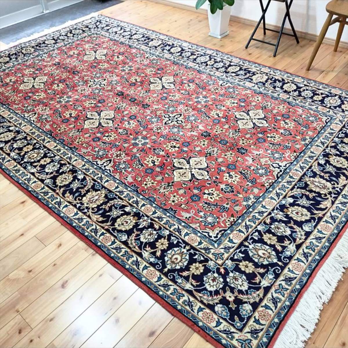 商品情報サイズ303x195cm材質ウール色レッド(オレンジ)厚み0.80cmペルシャ絨毯 【本物イラン産】 カシャーン産 オレンジ 幾何学文様 303×195cm カシャン産 手織り絨毯 ラグ カーペット 厚み 手織り 絨毯 本場 5大産...