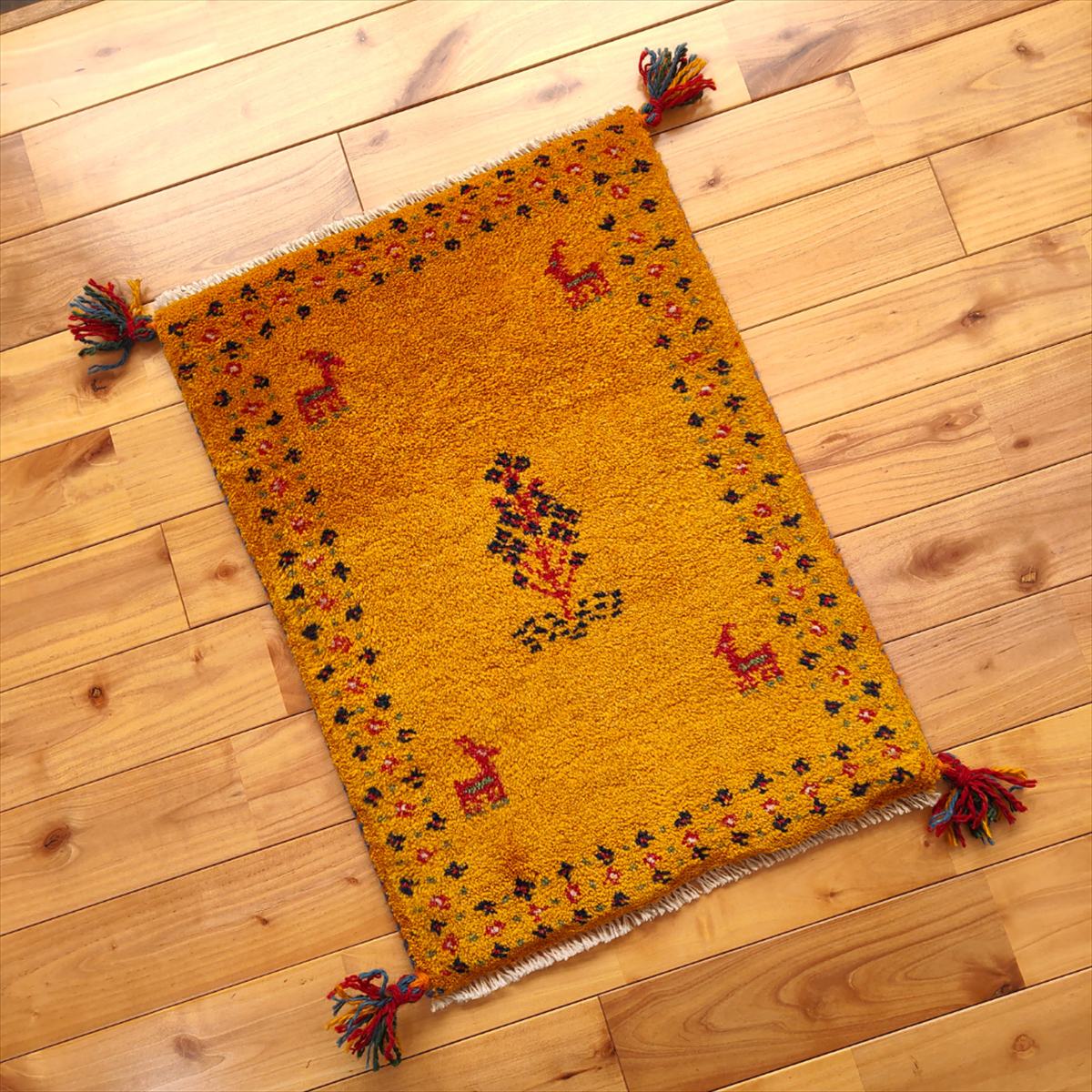 Rakuten - ペルシャ ギャッベ 【 本場 イラン産 】 58x42cm 厚み 2.08cm イエロー 黄色 黄金色 生命の木 ヤギ 羊 ミニマット Gabbeh 赤ちゃんも安心 玄関マット 40x60 ギャベ 遊牧民族 カシュガイ族 手織り絨毯 成功 金運 癒し おしゃれ プレゼント NN20392