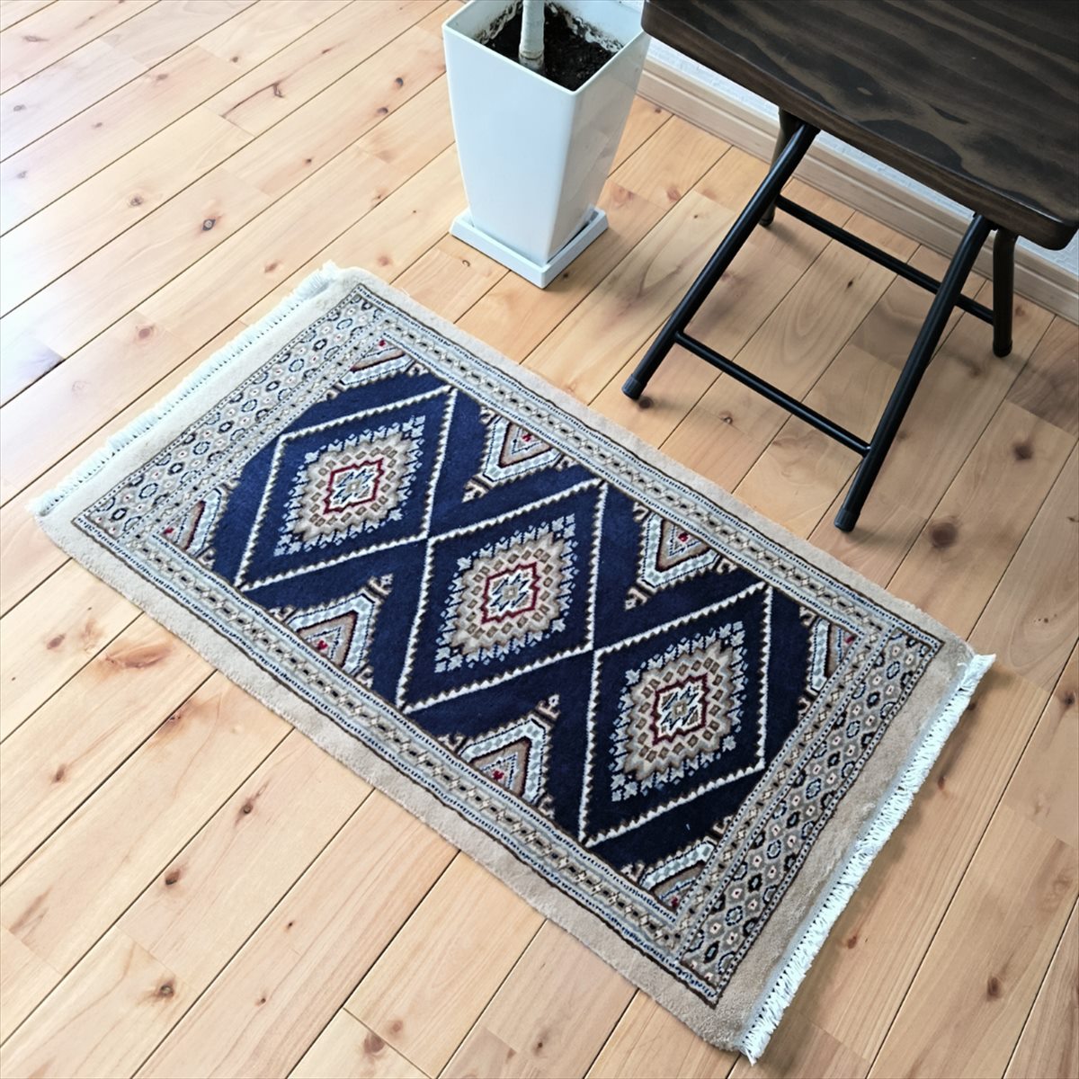 パキスタン絨毯 ハイクオリティ 74x45cm 玄関マット 手織り カーペット ネイビー 紺色 ダークブルー ベージュ 寝室 ベッドサイド 幾何学模様 総柄 滑らか ツヤツヤ ホットカーペット 床暖房対応 一点もの 高級 【A1】
