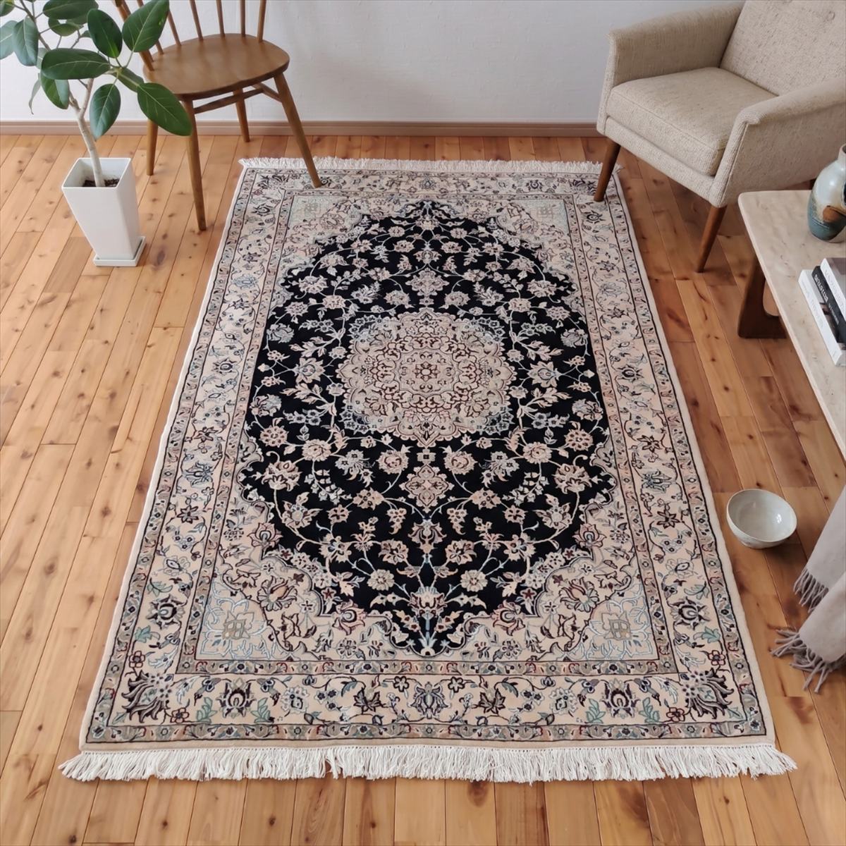 ペルシャ絨毯 ナイン産 9LA 205×133cm 手織り ウール シルク ノーラ 本物イラン産 センターラグ リビング メダリオン 濃紺 ネイビー アラベスク 唐草 植物文様 格式 高級 敷物 華やか シック TR7004