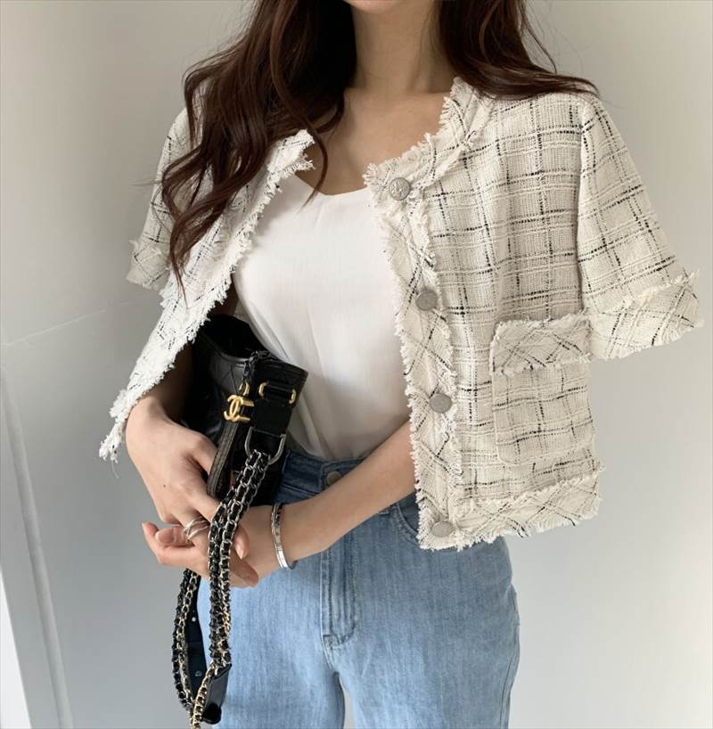 ツイードジャケット トップス アウター ショート丈 羽織 前開き レディース かわいい 大人可愛い きれいめ 上品 こなれ感 シンプル カジュアル 主役級 存在感 個性的 韓国 オルチャン デート お出かけ ツイードジャケット 半袖 ポケット ボタン ノーカラー ラメ感