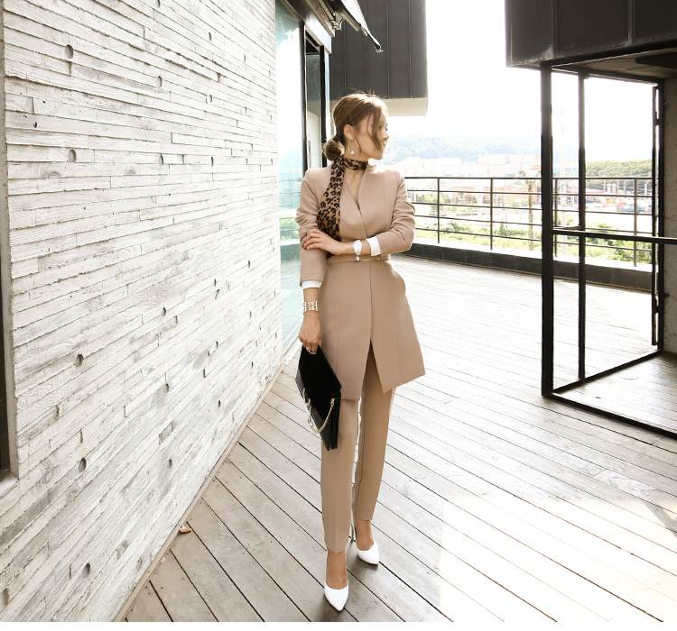 軽い素材でサラッと羽織れしっかりコーデが決まる1枚。お尻まで隠れるオーバーサイズで前を閉めればワンピースのようなシルエットで着れるのがポイント◎袖をロールアップしたり肩掛けで抜け感のあるコーデにも仕上がります♪色展開 ベージュ ブラックサイズ S M L XLサイズ(cm)S /着丈 82 /バスト 84 /ウエスト 74 /ヒップ 84M /着丈 83 /バスト 88 /ウエスト 78 /ヒップ 88L /着丈 84 /バスト 92 /ウエスト 82 /ヒップ 92XL /着丈 85 /バスト 96 /ウエスト 86 /ヒップ 96 《商品について》 ※当ショップは海外からのノーブランド商品になります。 海外製品のため日本商品に比べ品質が劣る場合がございます。 糸のほつれ、多少の汚れやシミ、ファスナーが固い、デザインの若干の違いなどは不良品には該当しませんのでご了承ください。 お手持ちの携帯やPCの画面設定の影響により、実物と色味が異なって見える場合がございます。 ※当ショップはお客様より注文を確認した上でメーカーに発注しておりますので返品、交換は出来かねます。ご了承下さいませ。 《発送について》 お取り寄せ商品のため、ご入金確認後、お届けまでに「10-24日程度」のお時間がかかります。 通常よりもお時間がかかってしまう場合もございます。 欠品や商品の不具合などにより、商品をお届けすることができず、ご注文をキャンセルさせていただく場合もございますのでご了承ください。 ※当ショップの商品はお取り寄せ商品につき、入金確認後メーカーへ発注させて頂きます。 ※メーカーにて在庫切れの場合は、速やかに返金させて頂きます。 《返品についての特約に関する事項》 ご注文確定後、発注後のキャンセルやサイズなどの内容変更は承っておりません。 注文時によくご確認ください 商品に欠陥がある場合を除き、基本的には返品や交換には応じません。 最後までご覧くださり、ありがとうございました。 セットアップ ジャケット ストレートパンツ 袖あり 長袖 襟付き フレア 前開き 3way 上下セット 2点セット ツーピース 大人可愛い きれいめ シンプル 上品 おしゃれ 無地 10代 20代 30代 40代 レディース ママ オフィス ビジネス OL 通勤 お出かけ 女子会 S M L XL 黒 ブラック ベージュ