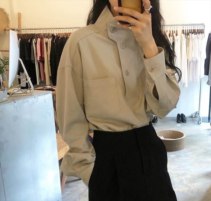 シンプルに合わせても印象が決まりやすいシャツ。ハイネック、長袖、ストレートやポケットを取り入れ、着たときのシルエットに表情が出るデザインです。デザインに主張がありながら、合わせるアイテムを選びすぎないのが魅力です。きれいめ、シンプルやカジュアルな雰囲気に寄せやすく、合わせ方次第で印象を変えられます。普段のお出かけや通勤、旅行など、その日の予定に合わせて取り入れやすいアイテムです。色展開 アプリコット ブラックサイズ フリーサイズサイズ(cm)フリーサイズ /着丈 68 /バスト 128 /肩幅 62 /袖丈 53" ◆ デザインとシルエット ◆ハイネック、長袖、ストレートやポケットを取り入れ、シャツとしての輪郭がしっかり伝わるデザインです。きれいめ、シンプル、カジュアルやこなれ感なスタイルになじみやすく、小物や合わせる服によって印象を調整できます。◆ 着たときの見え方 ◆服の形そのもので全身のバランスを作りやすく、無理に小物を足さなくても着こなしをまとめやすいです。シンプルな組み合わせでも輪郭がぼやけにくく、普段のスタイルに自然な変化を加えられます。デザインの特徴がそれぞれ役割を持つため、頑張りすぎずにメリハリのある着こなしへつながります。◆ ディテール・素材が生むメリット ◆ポケットがデザインのアクセントになり、日常使いでの実用性にもつながります。装飾や素材感をただ目立たせるのではなく、全体のバランスを整える要素として取り入れているのがポイントです。◆ 着回し・コーディネート ◆シャツは、デニムやワイドパンツでカジュアルに、スラックスやスカートできれいめにと、ボトム次第で印象を変えやすいのが魅力です。裾を出したり前だけインしたり、着方を変えるだけでも全体のバランスを調整できます。アクセサリーやバッグを加えれば、同じ一着でも雰囲気を変えて楽しめます。◆ 毎日の使いやすさ ◆一度きりの特別な場面だけでなく、普段のワードローブへ繰り返し取り入れやすいことも大切なポイントです。合わせる服を大きく入れ替えなくても印象を変えやすいため、手持ち服を活かしながらコーディネートの幅を増やせます。朝の服選びで迷いにくくしたい日にも頼れる一着です。◆ おすすめの使用シーン ◆普段のお出かけや買い物、カフェ、通勤、旅行など、日常のさまざまな場面に取り入れやすいアイテムです。合わせるインナーや羽織り、小物を変えながら、その日の気温や予定に応じて着こなしを調整できます。《商品について》 ※当ショップは海外からのノーブランド商品になります。 海外製品のため日本商品に比べ品質が劣る場合がございます。 糸のほつれ、多少の汚れやシミ、ファスナーが固い、デザインの若干の違いなどは不良品には該当しませんのでご了承ください。 お手持ちの携帯やPCの画面設定の影響により、実物と色味が異なって見える場合がございます。 ※当ショップはお客様より注文を確認した上でメーカーに発注しておりますので返品、交換は出来かねます。ご了承下さいませ。 《発送について》 お取り寄せ商品のため、ご入金確認後、お届けまでに「10-24日程度」のお時間がかかります。 通常よりもお時間がかかってしまう場合もございます。 欠品や商品の不具合などにより、商品をお届けすることができず、ご注文をキャンセルさせていただく場合もございますのでご了承ください。 ※当ショップの商品はお取り寄せ商品につき、入金確認後メーカーへ発注させて頂きます。 ※メーカーにて在庫切れの場合は、速やかに返金させて頂きます。 《返品についての特約に関する事項》 ご注文確定後、発注後のキャンセルやサイズなどの内容変更は承っておりません。 注文時によくご確認ください 商品に欠陥がある場合を除き、基本的には返品や交換には応じません。 最後までご覧くださり、ありがとうございました。【検索キーワード】トップス シャツ 長袖 ドロップショルダー ハイネック 襟なし ストレート ポケット 薄手 かわいい 大人可愛い きれいめ シンプル カジュアル 大人 おしゃれ かっこいい 大人可愛い 大人女子 こなれ感 ラフ ルーズ シャツ 個性的 主役級 存在感 韓国 オルチャン 送料無料 list10822