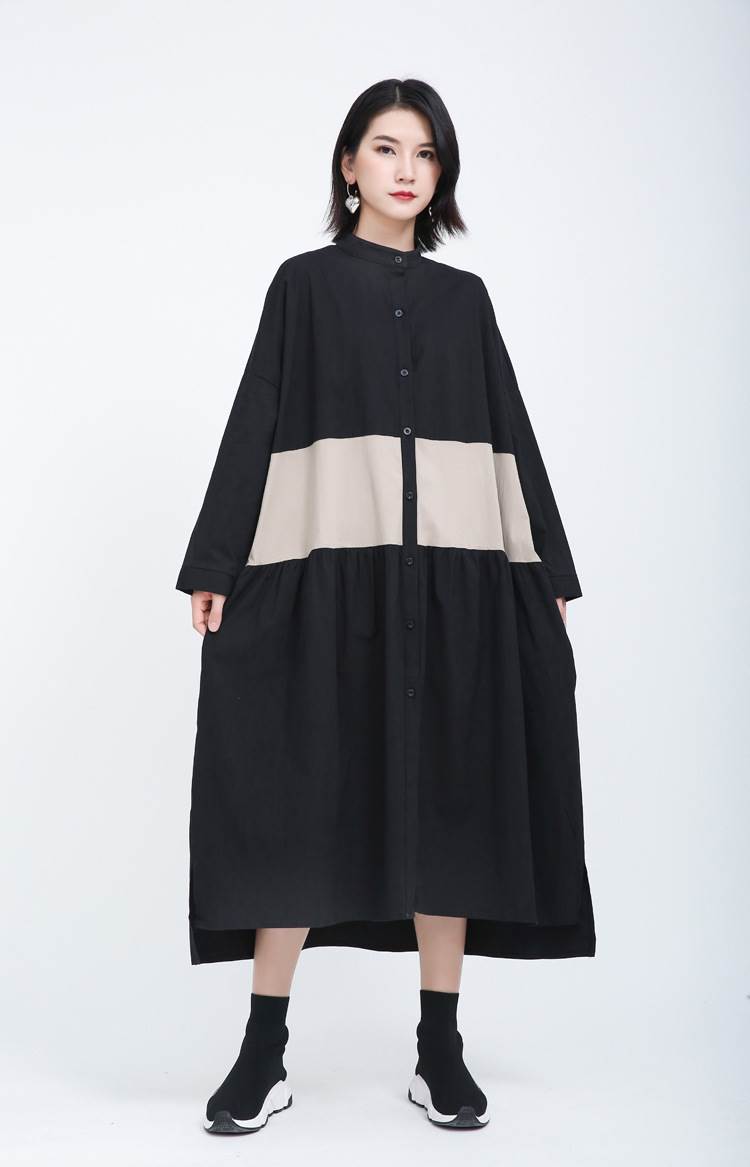 こなれ感漂う大人可愛いワンピース！レトロなアジアンテイストがおしゃれ度を高める。ワイドシルエットとポケットが機能的でラフな着こなしに。前開きの薄手素材が春秋にぴったり。個性的でモード系の存在感抜群の主役級アイテム。お出かけや休日、普段使いまで幅広いシーンで楽ちんに着こなせます。色展開 ブラック アーミーグリーンサイズ ワンサイズサイズ(cm)ワンサイズ /着丈 100〜104 /肩幅 80 /バスト 150 /袖丈 35 《商品について》 ※当ショップは海外からのノーブランド商品になります。 海外製品のため日本商品に比べ品質が劣る場合がございます。 糸のほつれ、多少の汚れやシミ、ファスナーが固い、デザインの若干の違いなどは不良品には該当しませんのでご了承ください。 お手持ちの携帯やPCの画面設定の影響により、実物と色味が異なって見える場合がございます。 ※当ショップはお客様より注文を確認した上でメーカーに発注しておりますので返品、交換は出来かねます。ご了承下さいませ。 《発送について》 お取り寄せ商品のため、ご入金確認後、お届けまでに「10-24日程度」のお時間がかかります。 通常よりもお時間がかかってしまう場合もございます。 欠品や商品の不具合などにより、商品をお届けすることができず、ご注文をキャンセルさせていただく場合もございますのでご了承ください。 ※当ショップの商品はお取り寄せ商品につき、入金確認後メーカーへ発注させて頂きます。 ※メーカーにて在庫切れの場合は、速やかに返金させて頂きます。 《返品についての特約に関する事項》 ご注文確定後、発注後のキャンセルやサイズなどの内容変更は承っておりません。 注文時によくご確認ください 商品に欠陥がある場合を除き、基本的には返品や交換には応じません。 最後までご覧くださり、ありがとうございました。 ワンピース ロング丈 袖あり 長袖 襟付き ワイド ポケット 前開き 薄手 かわいい 大人可愛い シンプル カジュアル おしゃれ お洒落 レトロ アジアン 大人女子 こなれ感 ラフ 個性的 クール モード系 主役級 存在感 無地 春 秋 20代 30代 レディース 女性用 お出かけ 休日 普段使い ファッション コーデ 楽ちん 体系カバー インスタ映え サイズ フリーサイズ 大きめ ゆったり ワンサイズ 黒 ブラック 緑 アーミーグリーン