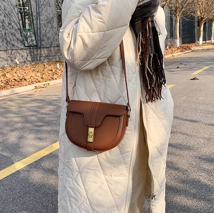 取り外しストラップ斜め掛けミニバッグ