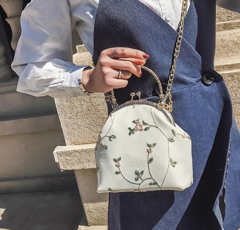 バッグ レディースバッグ ショルダーバッグ ハンドバック ミニバッグ チェーンショルダー 2way 斜めがけ 肩がけ 手持ち 自立 がまぐち かわいい 大人可愛い きれいめ おしゃれ お洒落 メンズライク ラブリー キュート ガーリー 小花柄 フラワー 1代 韓国 オルチャン