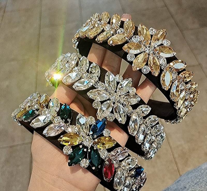 大きなキラキラストーンがアクセント。つけるだけでゴージャス感。コーデのアクセントになるおしゃれなアイテムです。色展開 カラフル イエロー クリア 《商品について》 ※当ショップは海外からのノーブランド商品になります。 海外製品のため日本商品...