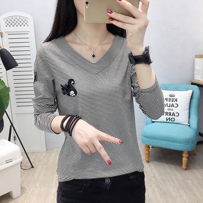 ボーダー柄 ビジュー 装飾 Vネック ロンT トップス 長袖 Tシャツ カットソー プルオーバー ミディアム丈 袖あり 襟なし パール 刺繍 スリム 細身 綿 かわいい 大人可愛い カジュアル 大人 おしゃれ お洒落 大人女子 こなれ感 無地 柄 ボーダー アニ 韓国 オルチャン