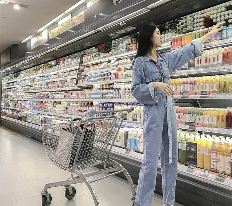 レディース ジャンプスーツ パンツ ロング丈 長袖 Vネック 襟付き ボリューム袖 ストレート ベルト ウエストマーク ポケット ハイウエスト 前開き デニム 送料無料 個性的 S M L XL ライトブルー かわいい 大人可愛い カジュアル 韓国 オルチャン ジャンプスーツ 無地 春 秋