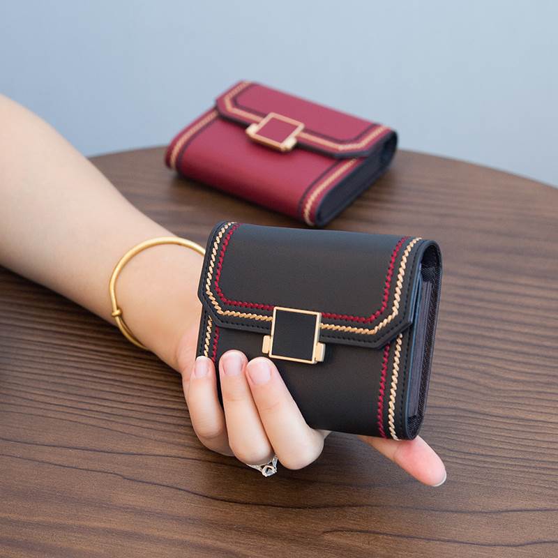 二つ折り ミニ 財布 ウォレット レディース 小さい 多収納 カードたくさん カード収納 スクエア型 ステッチ 個性的 黒 緑 赤 かわいい きれいめ シンプル カジュアル 大人 おしゃれ かっこいい レトロ 大人女子 韓国 オルチャン 財布 無地 春 夏 秋 冬 普段使い