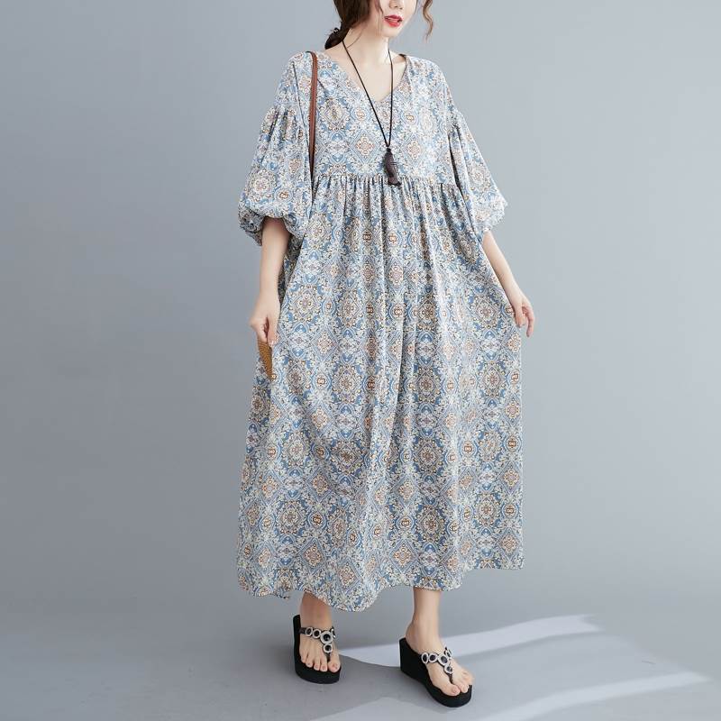 存在感のある1枚♪大人のお洒落を叶っちゃうエスニック柄重ね着風ワンピース。 スッキリしたゆるシルエットが体型カバーしながらも、女性らしい印象を与えてくれる。 サイドと裾から覗くエスニック柄の異素材生地がスタイルアップ。色展開 ブルー ネイビーサイズ Mサイズ(cm)M /着丈 125 /肩幅 64 /バスト 118 《商品について》 ※当ショップは海外からのノーブランド商品になります。 海外製品のため日本商品に比べ品質が劣る場合がございます。 糸のほつれ、多少の汚れやシミ、ファスナーが固い、デザインの若干の違いなどは不良品には該当しませんのでご了承ください。 お手持ちの携帯やPCの画面設定の影響により、実物と色味が異なって見える場合がございます。 ※当ショップはお客様より注文を確認した上でメーカーに発注しておりますので返品、交換は出来かねます。ご了承下さいませ。 《発送について》 お取り寄せ商品のため、ご入金確認後、お届けまでに「10-24日程度」のお時間がかかります。 通常よりもお時間がかかってしまう場合もございます。 欠品や商品の不具合などにより、商品をお届けすることができず、ご注文をキャンセルさせていただく場合もございますのでご了承ください。 ※当ショップの商品はお取り寄せ商品につき、入金確認後メーカーへ発注させて頂きます。 ※メーカーにて在庫切れの場合は、速やかに返金させて頂きます。 《返品についての特約に関する事項》 ご注文確定後、発注後のキャンセルやサイズなどの内容変更は承っておりません。 注文時によくご確認ください 商品に欠陥がある場合を除き、基本的には返品や交換には応じません。 最後までご覧くださり、ありがとうございました。 エスニック風ワンピース　 ワンピース フレアワンピース ロング ロング丈 袖あり 7分袖 七分袖 ランタンスリーブ Vネック ワイド ポリエステル おしゃれ お洒落 アジアン エスニック エキゾチック 大人可愛い 大人女子 個性的 モダン 春 夏 10代 20代 30代 レディース ママ マタニティ 体系カバー M 青 ブルー