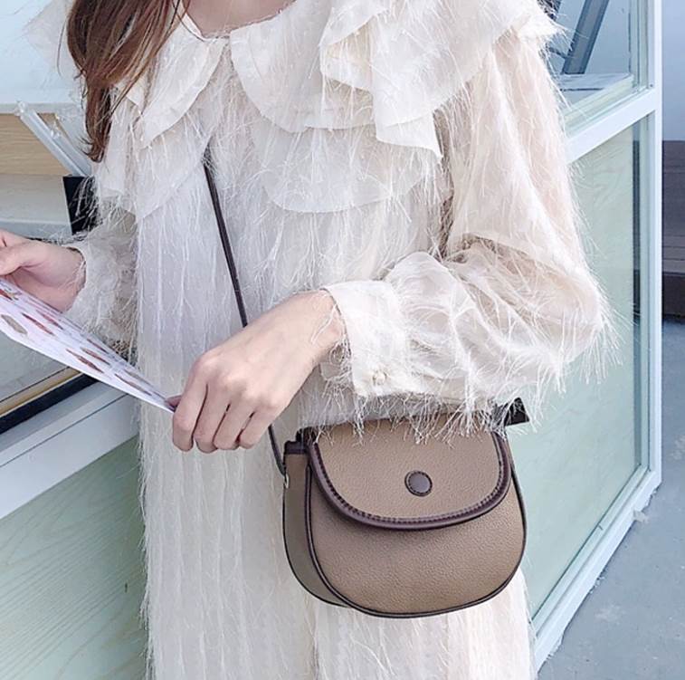 バッグ バック カバン かばん 鞄 レディースバッグ レディースバック 斜めがけバッグ 斜め掛けバッグ ミニバッグ 小バッグ 収納 機能性 便利 斜めがけ 斜め掛け 軽量 軽い 使いやすい ラウンド型 丸型 ボタン 薄手 かわいい 大人可愛い きれいめ 韓国 オルチャン